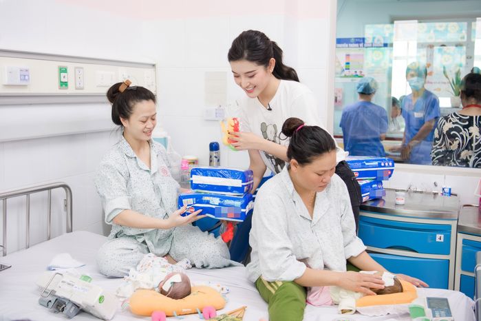 Á hậu Huyền My diện trang phục đơn giản, bình dị đi từ thiện