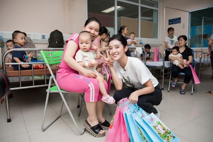 Á hậu Huyền My diện trang phục đơn giản, bình dị đi từ thiện