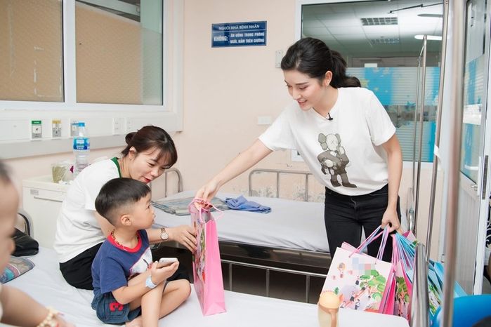 Á hậu Huyền My diện trang phục đơn giản, bình dị đi từ thiện