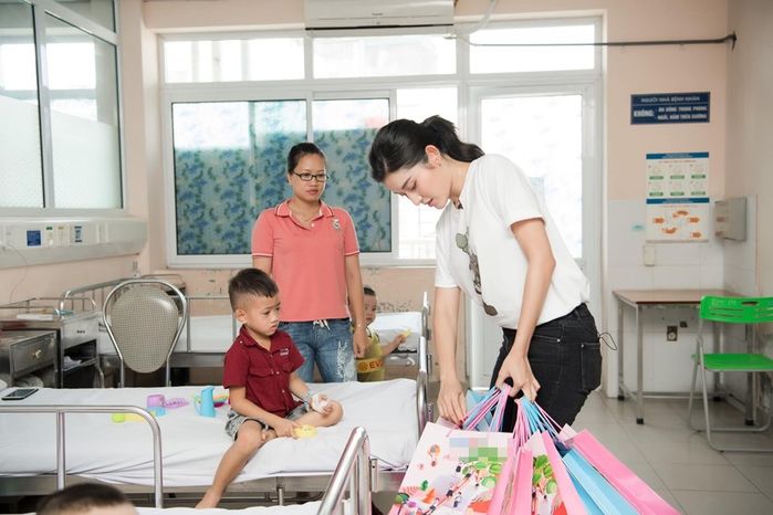 Á hậu Huyền My diện trang phục đơn giản, bình dị đi từ thiện
