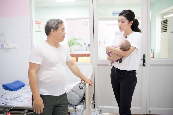 Á hậu Huyền My diện trang phục đơn giản, bình dị đi từ thiện