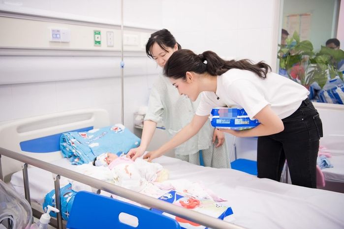 Á hậu Huyền My diện trang phục đơn giản, bình dị đi từ thiện