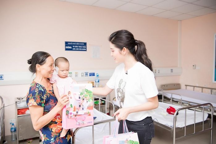 Á hậu Huyền My diện trang phục đơn giản, bình dị đi từ thiện