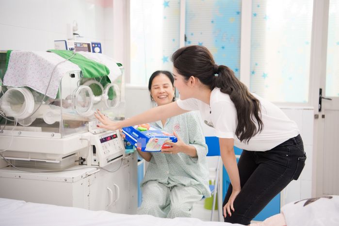 Á hậu Huyền My diện trang phục đơn giản, bình dị đi từ thiện
