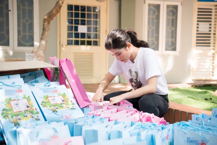 Á hậu Huyền My diện trang phục đơn giản, bình dị đi từ thiện