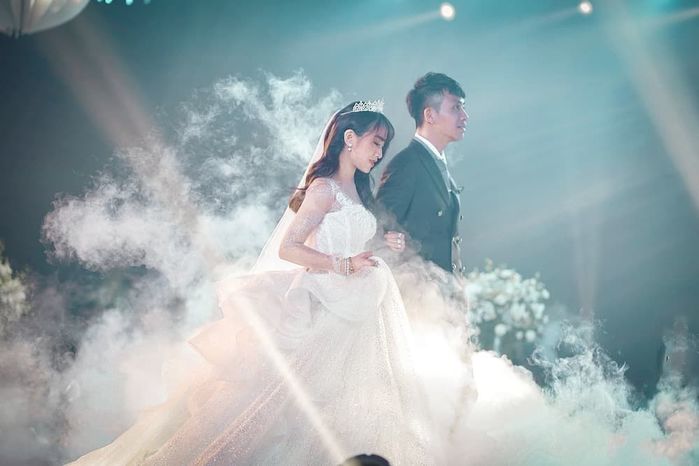 Cuộc sống ái nữ đại gia Minh Nhựa: Uống cà phê vỉa hè, hay đi xe máy