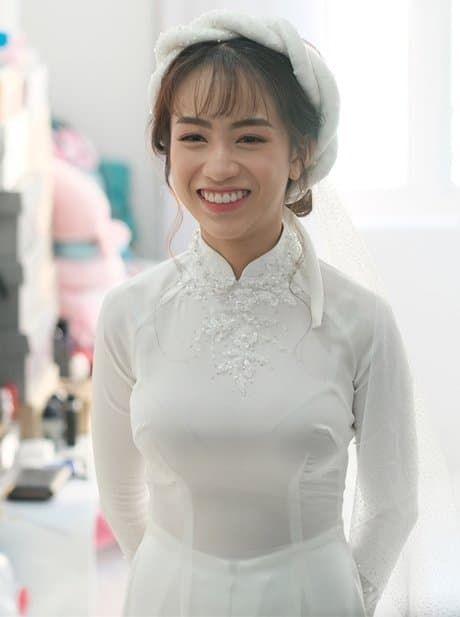Cuộc sống ái nữ đại gia Minh Nhựa: Uống cà phê vỉa hè, hay đi xe máy