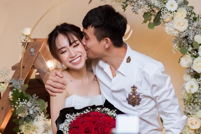 Cuộc sống ái nữ đại gia Minh Nhựa: Uống cà phê vỉa hè, hay đi xe máy