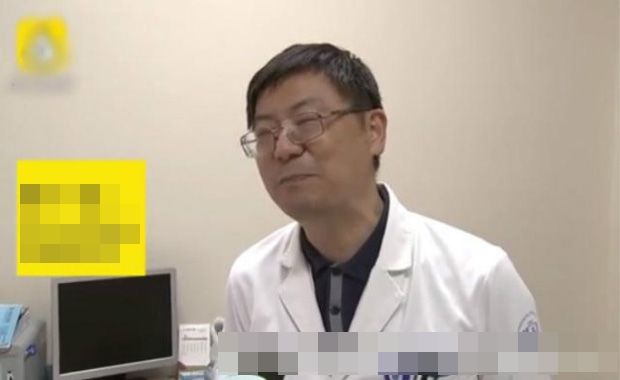 Ăn bốn cái bánh trung thu một ngày, người đàn ông bị đổi màu cả máu