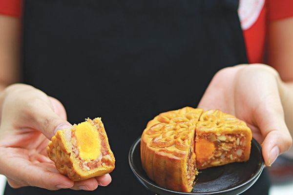 Ăn bốn cái bánh trung thu một ngày, người đàn ông bị đổi màu cả máu