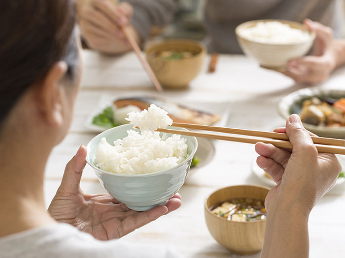 Ăn quá nhanh, dùng máy sấy khô tay là thói quen không tốt cho sức khỏe