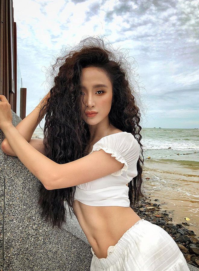 Angela Phương Trinh khoe bụng 6 múi, đến giới PT cũng phải khóc thét