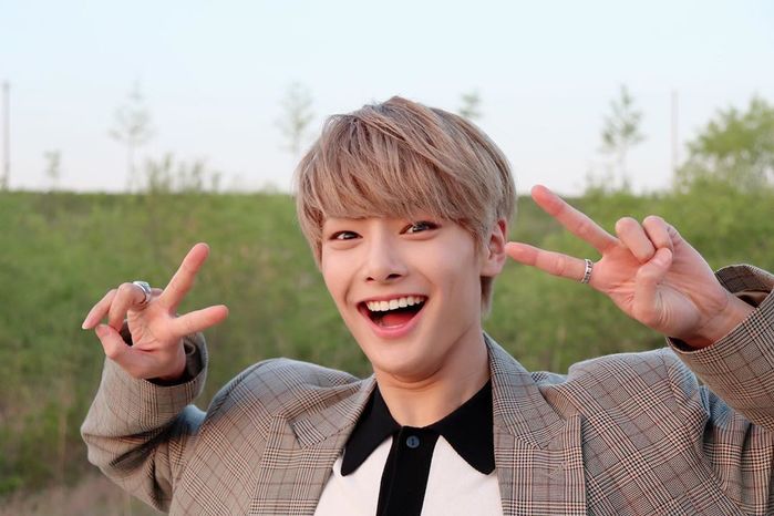 Ảnh hot sao Hàn 15/9: Lisa đẹp sắc xảo, Jin Young (GOT7) râu lún phún