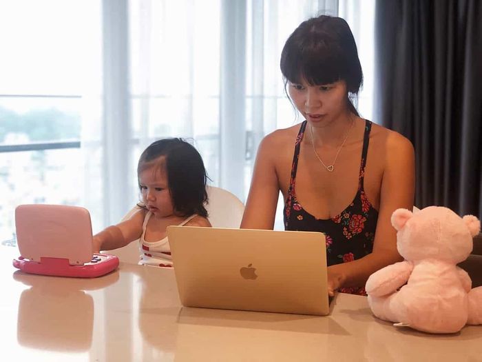 Ảnh hot sao Việt: Á hậu Huyền My gây sốc vì dáng ngồi khó đỡ