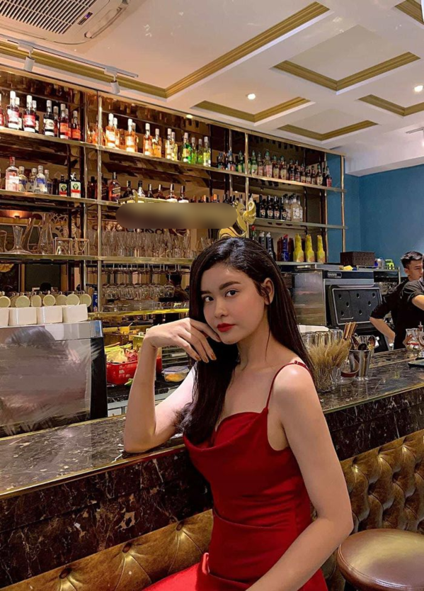 Ảnh hot sao Việt: Ngọc Trinh khoe mông theo style người rừng