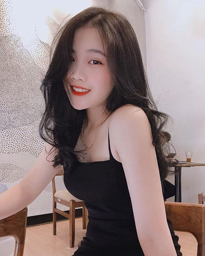 Bạn gái Đoàn Văn Hậu ưa chuộng phong cách sexy, hack chiều cao cực đỉn