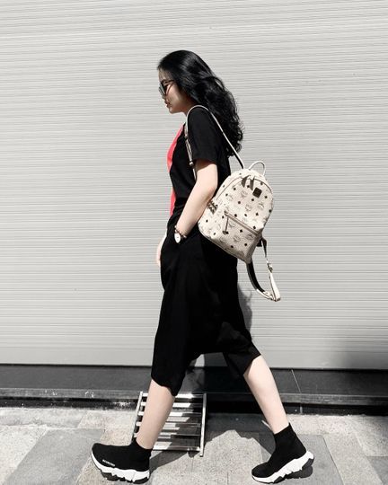 Bạn gái Đoàn Văn Hậu ưa chuộng phong cách sexy, hack chiều cao cực đỉn