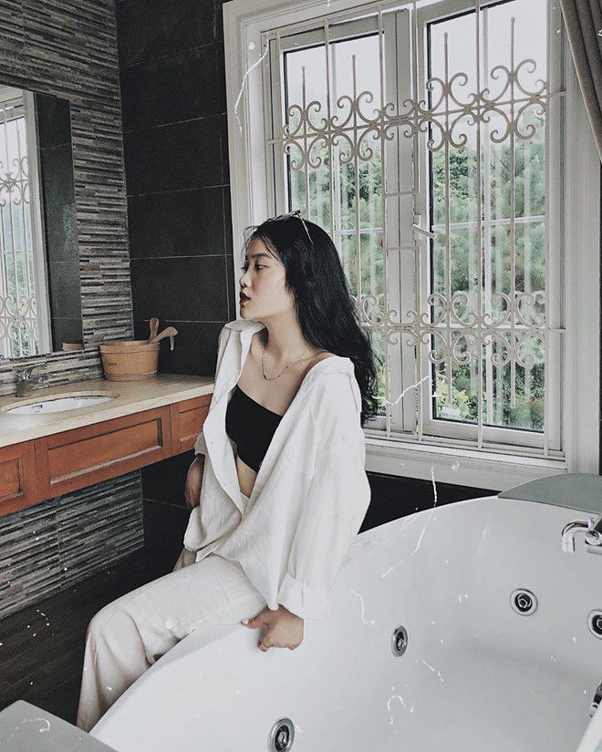 Bạn gái Đoàn Văn Hậu ưa chuộng phong cách sexy, hack chiều cao cực đỉn