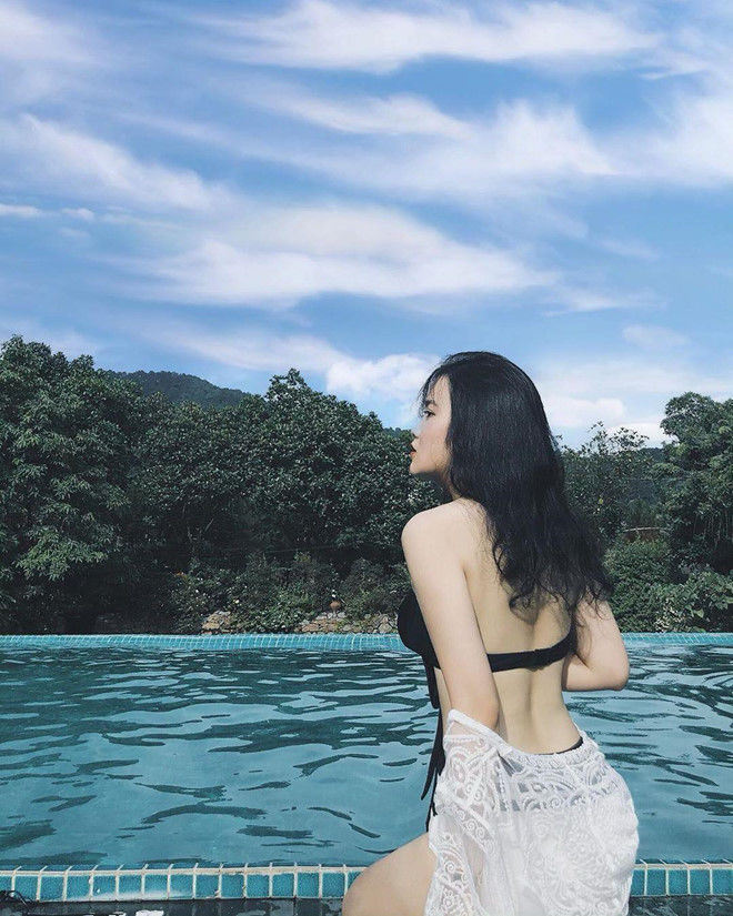 Bạn gái Đoàn Văn Hậu ưa chuộng phong cách sexy, hack chiều cao cực đỉn