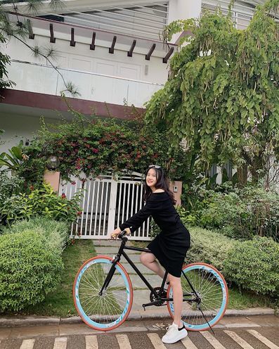 Bạn gái Đoàn Văn Hậu ưa chuộng phong cách sexy, hack chiều cao cực đỉn