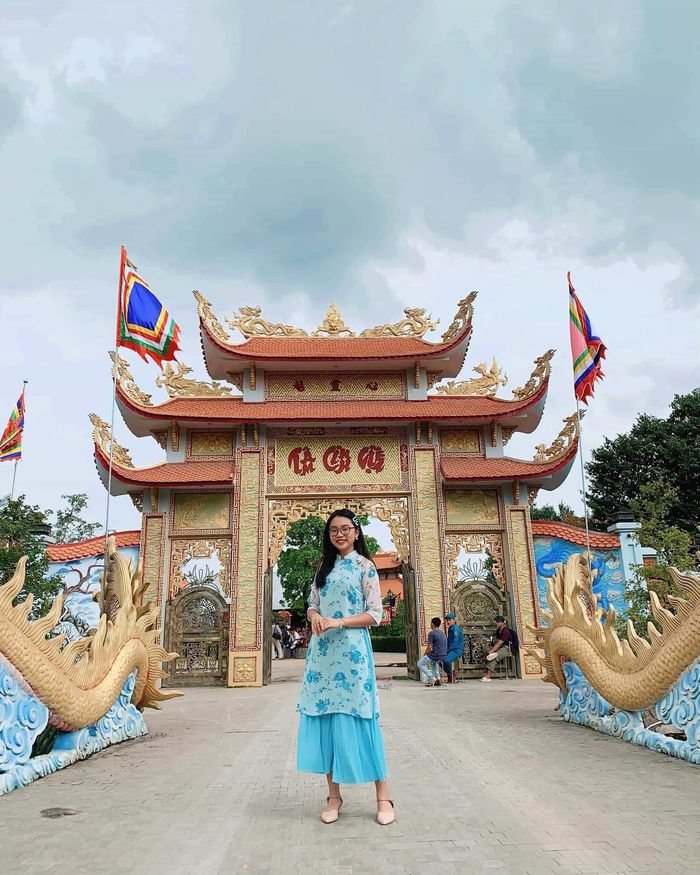 Bảo Trâm đón tuổi 25 bên Sơn Tùng, Lưu Đê Ly công khai đập mặt xây lại