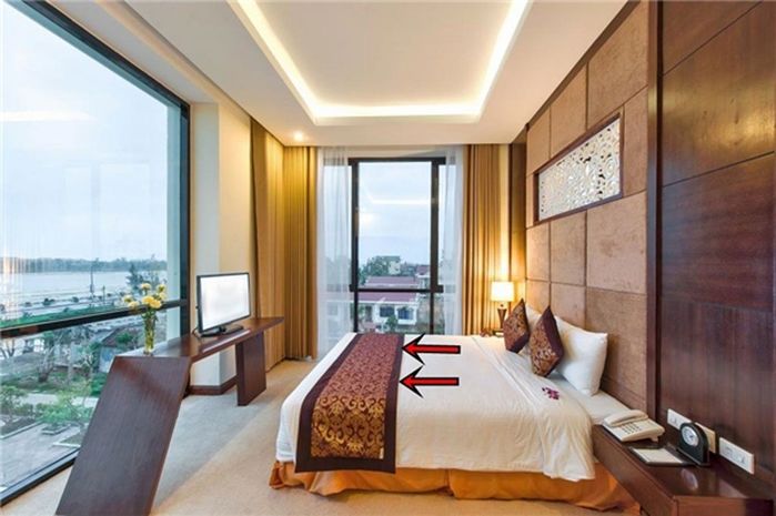 Bí mật khách sạn: miếng vải cuối giường dùng việc tế nhị