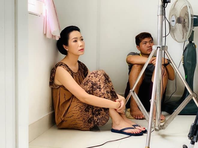 Bình dị khoảnh khắc ở hậu trường của Hoài Linh và loạt sao Việt