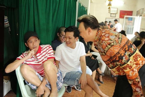 Bình dị khoảnh khắc ở hậu trường của Hoài Linh và loạt sao Việt