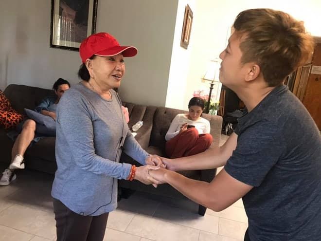 Bình dị khoảnh khắc ở hậu trường của Hoài Linh và loạt sao Việt