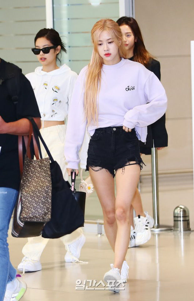 BLACKPINK đổ bộ sân bay: Jennie khoe eo thon, Lisa đẹp như búp bê sống