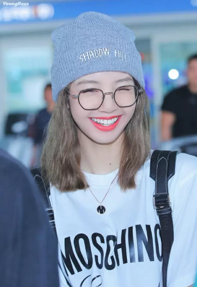 BLACKPINK đổ bộ sân bay: Jennie khoe eo thon, Lisa đẹp như búp bê sống