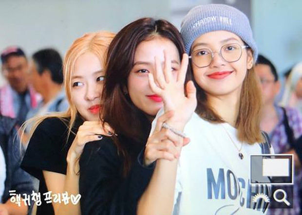 BLACKPINK đổ bộ sân bay: Jennie khoe eo thon, Lisa đẹp như búp bê sống
