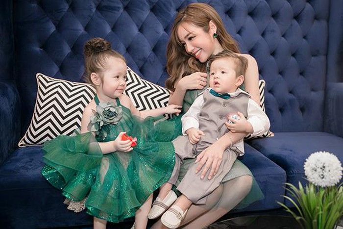 Bộ ảnh “sương sương” bên cửa sổ của 2 nhóc tỳ nhà Elly Trần khiến neti