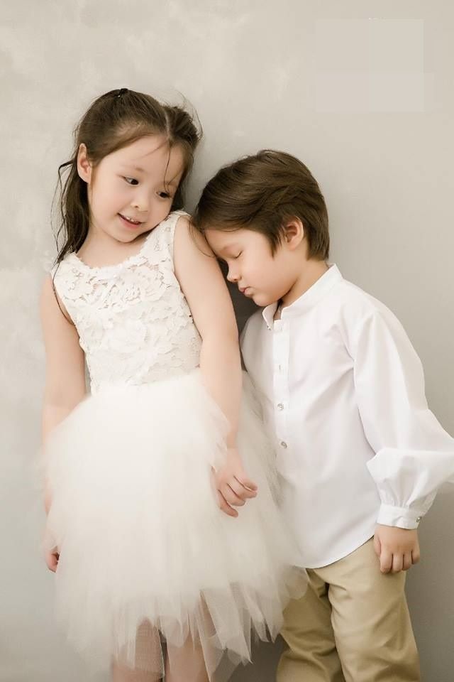 Bộ ảnh “sương sương” bên cửa sổ của 2 nhóc tỳ nhà Elly Trần khiến neti