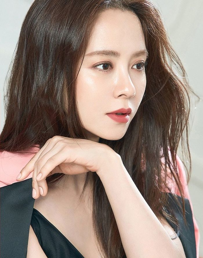 Muốn makeup trong veo như idol, học ngay cách đánh nền của Song Ji Hyo