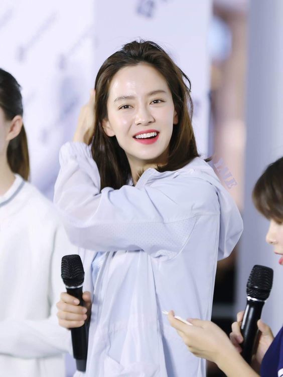 Muốn makeup trong veo như idol, học ngay cách đánh nền của Song Ji Hyo
