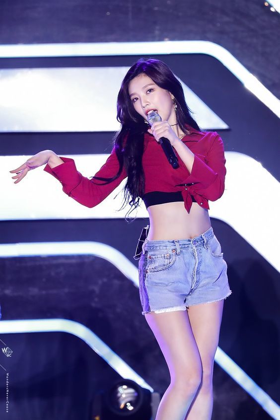 Muốn makeup trong veo như idol, học ngay cách đánh nền của Song Ji Hyo
