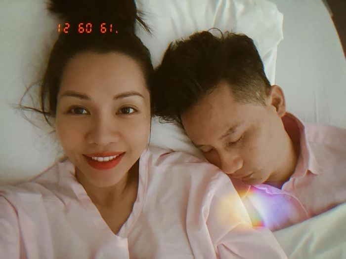 Ca sĩ Hoàng Bách khoe bàn tay bé nhỏ của con trai thứ 3 vừa chào đời