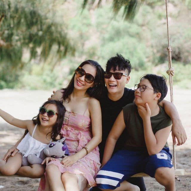 Ca sĩ Hoàng Bách khoe bàn tay bé nhỏ của con trai thứ 3 vừa chào đời
