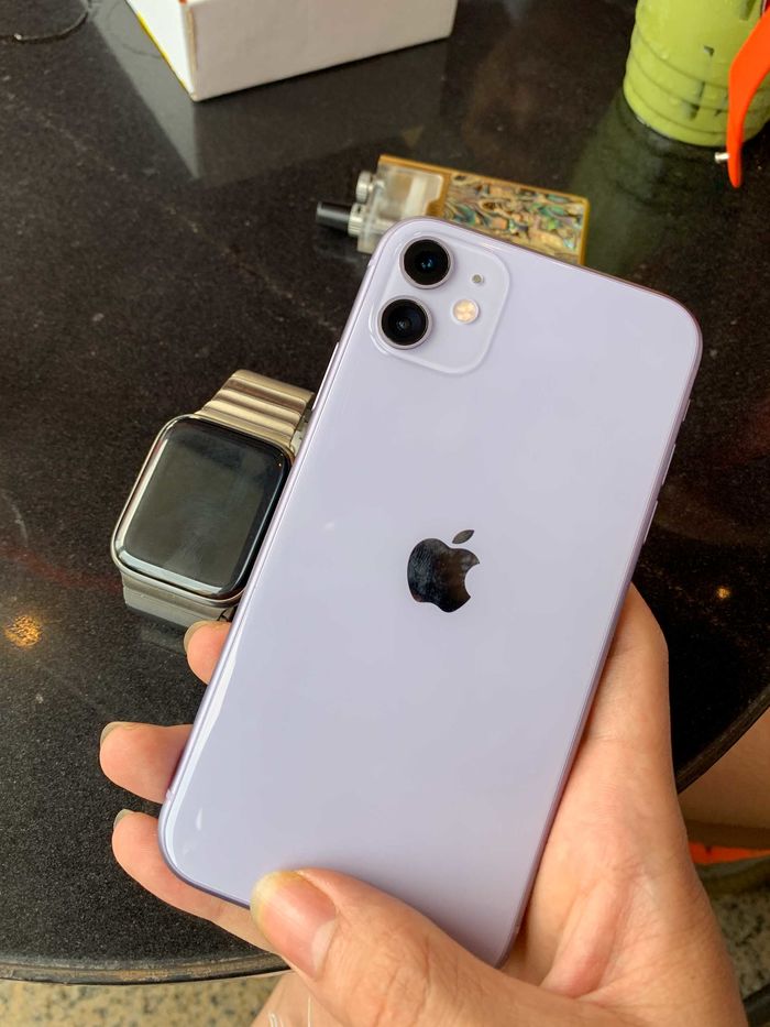 Cận cảnh iphone 11 đầu tiên ở Việt Nam, CĐM: “Đẹp vậy tiền đâu mua