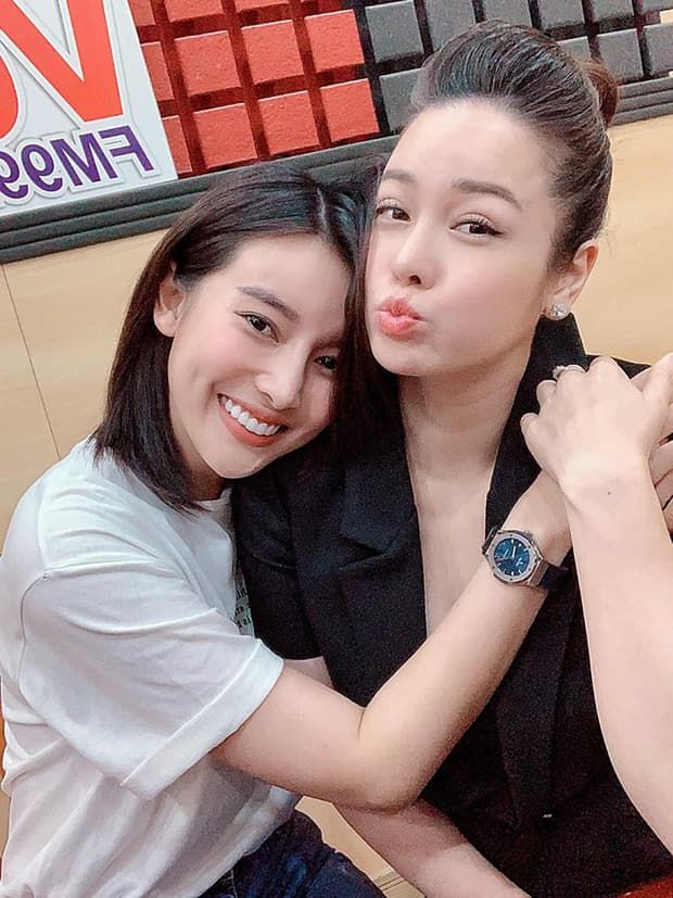 Cao Thái Hà chị chị em em với Nhật Kim Anh, H'Hen Niê khoe eo bé tí