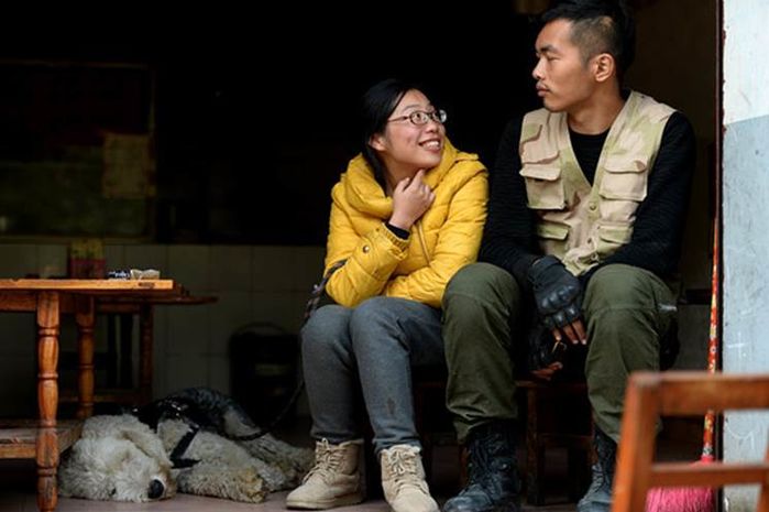 Chàng trai đưa người yêu bị liệt đi khắp đất nước trong 4 năm