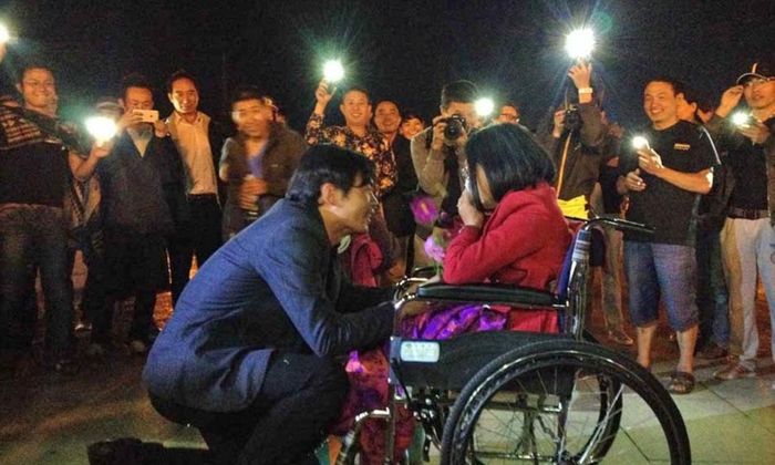 Chàng trai đưa người yêu bị liệt đi khắp đất nước trong 4 năm
