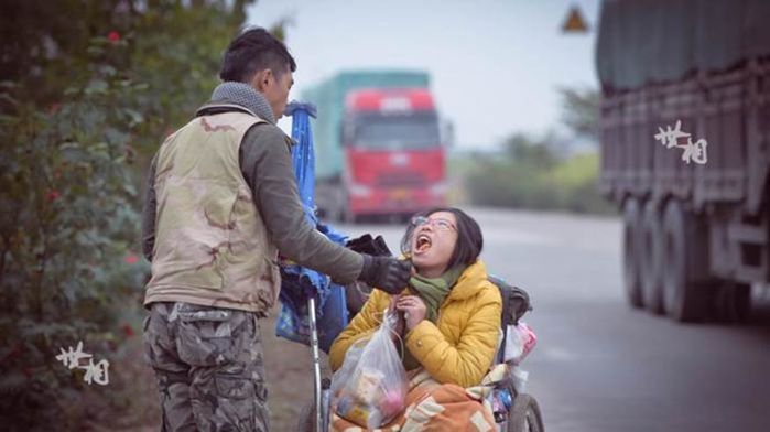 Chàng trai đưa người yêu bị liệt đi khắp đất nước trong 4 năm
