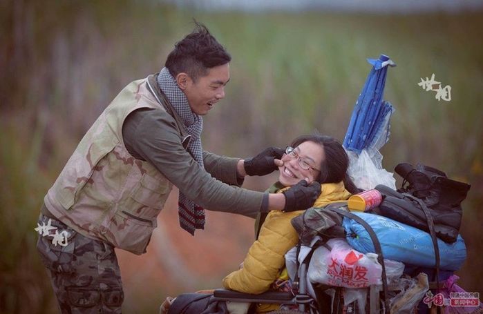 Chàng trai đưa người yêu bị liệt đi khắp đất nước trong 4 năm