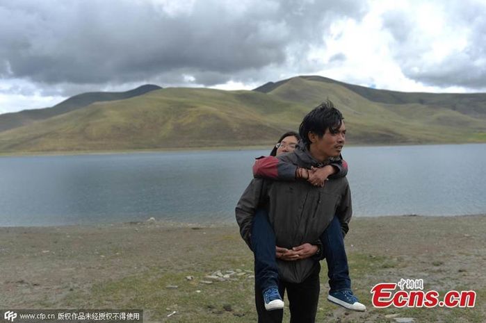 Chàng trai đưa người yêu bị liệt đi khắp đất nước trong 4 năm