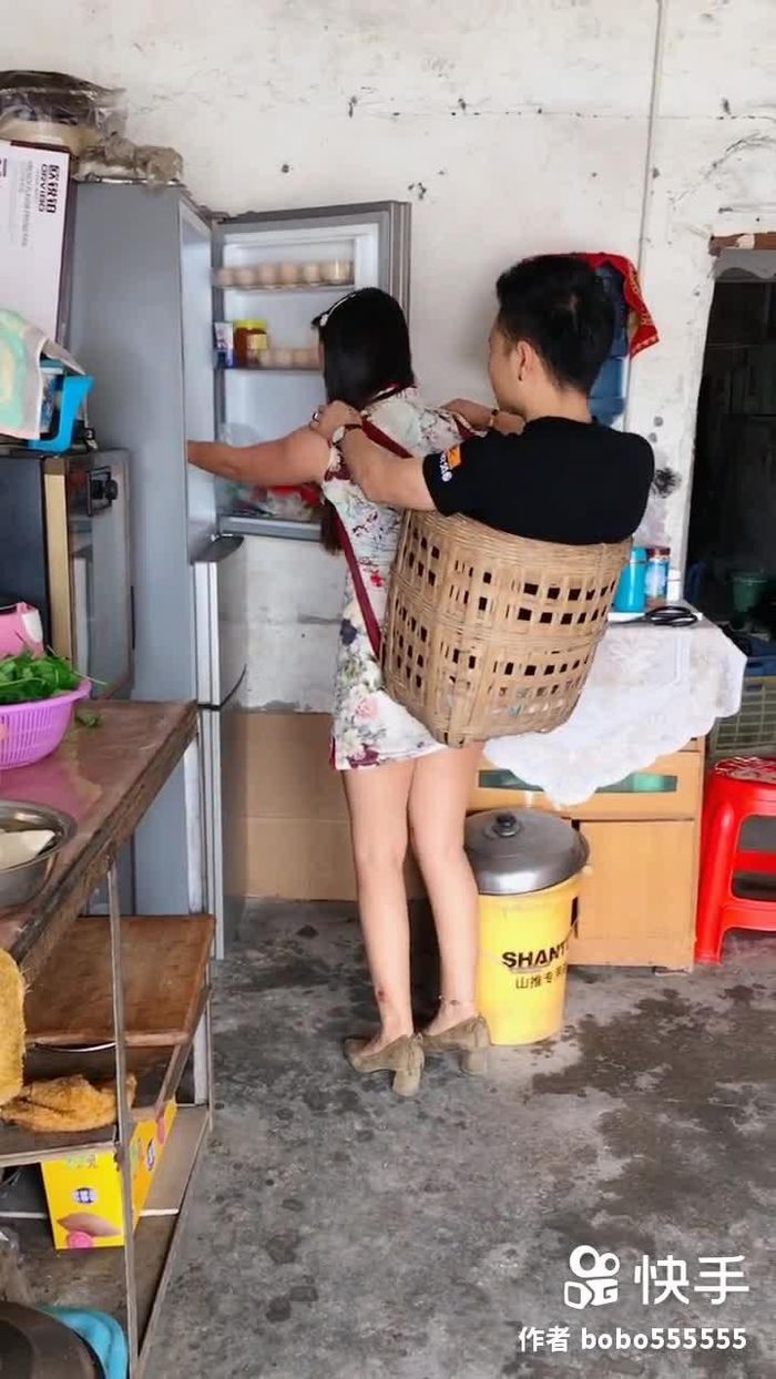 Chàng trai không chân chăm sóc bạn gái cụt 1 tay