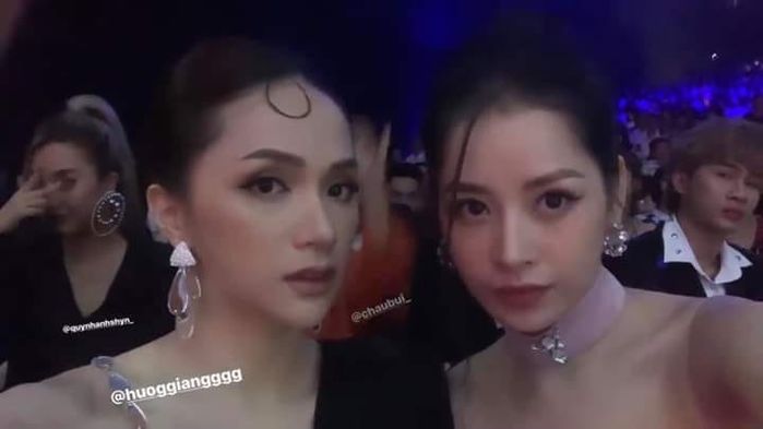 Ảnh selfie của Chi Pu và Hương Giang gây sốt
