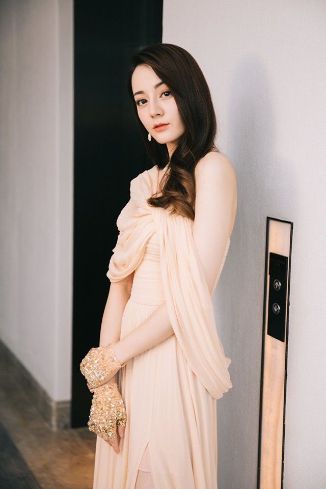 Chỉ tung váy bước đi trên thảm đỏ, Địch Lệ Nhiệt Ba lọt top tìm kiếm