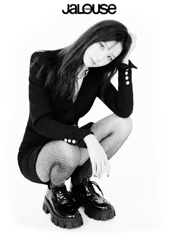 Choáng ngợp trước bộ ảnh mới của BlackPink: Jisoo lột xác thần thái